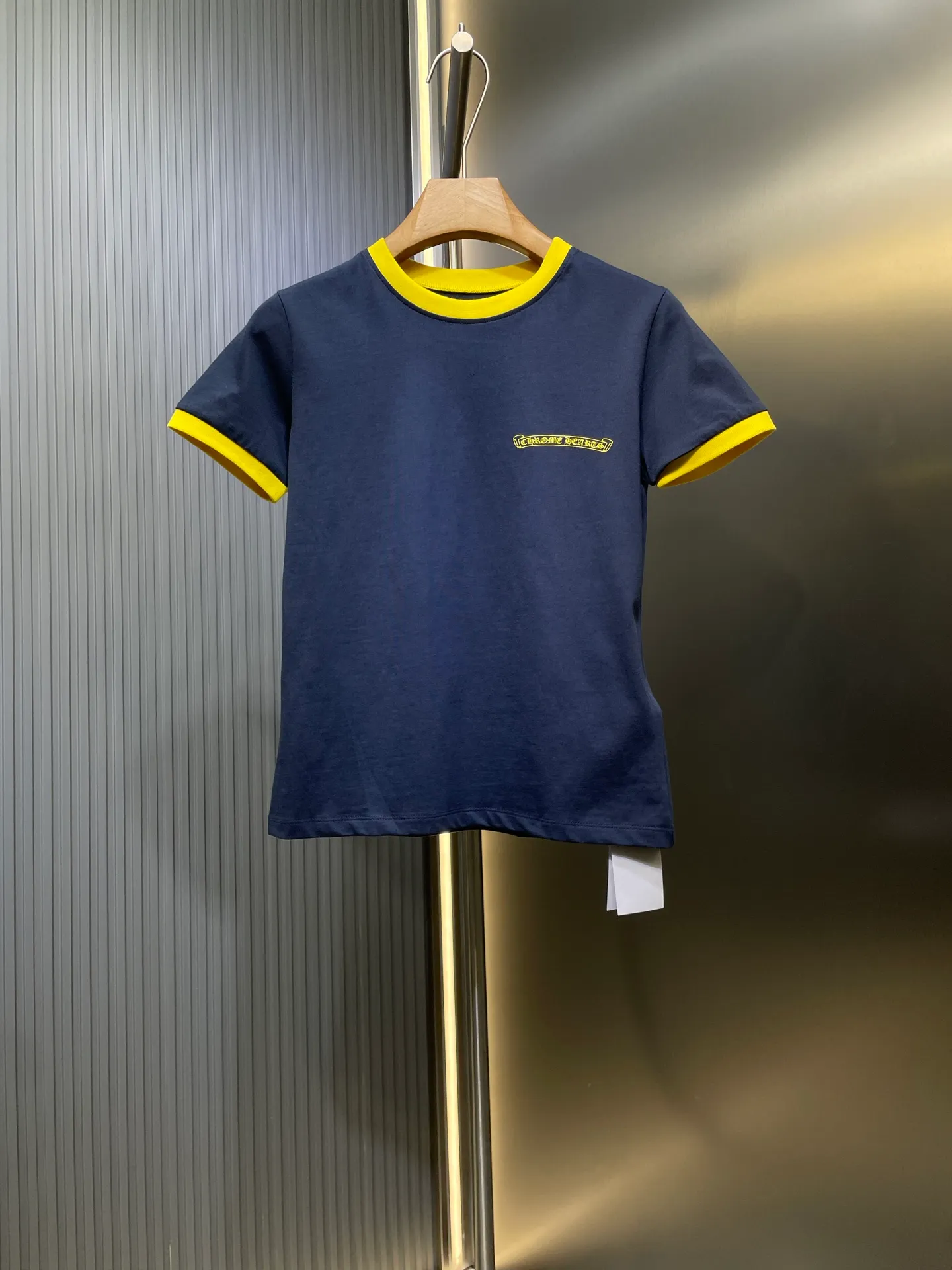 P240 Chrome Hearts 🌟[Top original order] Sanskrit color-blocked short-sleeved fabric: cotton fabric Process: printing production version: fit version Weight: about 140 grams Description: According to YB custom-dyed thread and large body fabric, the printing is hand-printed, contrasting color design The upper body effect is excellent, the overall routing is straight and delicate, the fabric is comfortable and soft, the color is consistent and there is no color difference, it can be matched with the same style to create a fashionable look, and can be used in various occasions, customized accessories, complete with three standards, the same style for men and women!  size：s m l